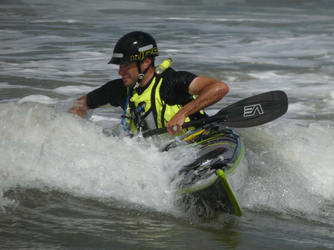 Spelen in milde surf -  - Zo kajak je veilig op zee